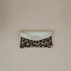 Pochette cuir vachette double poches léopard — ROYAL MARAIS