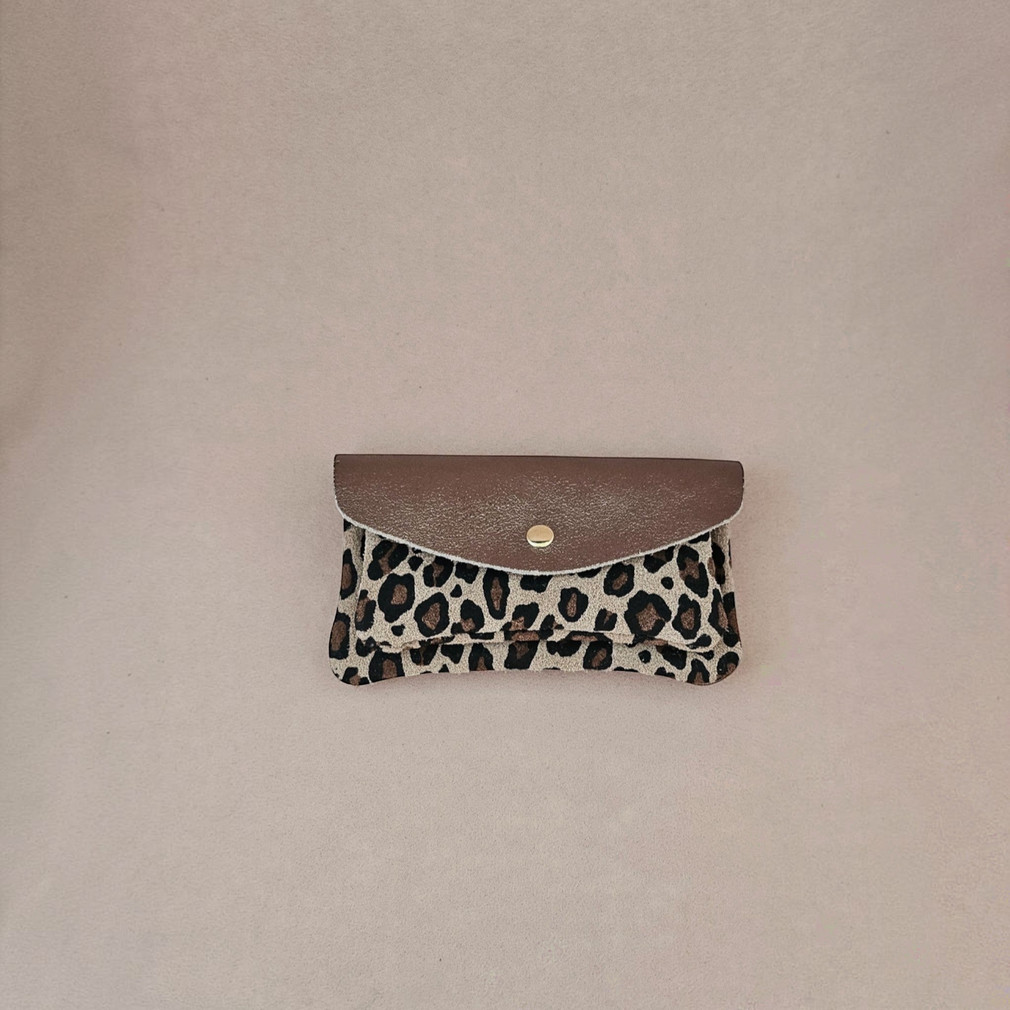 Pochette cuir vachette double poches léopard — ROYAL MARAIS