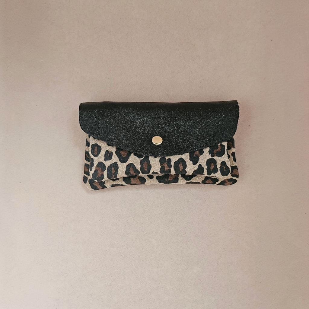 Pochette cuir vachette double poches léopard — ROYAL MARAIS