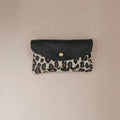 Pochette cuir vachette double poches léopard — ROYAL MARAIS