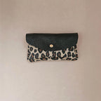 Pochette cuir vachette double poches léopard — ROYAL MARAIS