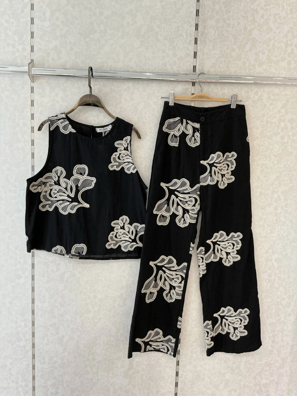 Ensemble brodé top sans manches et pantalon à motif floral MISS CHARM