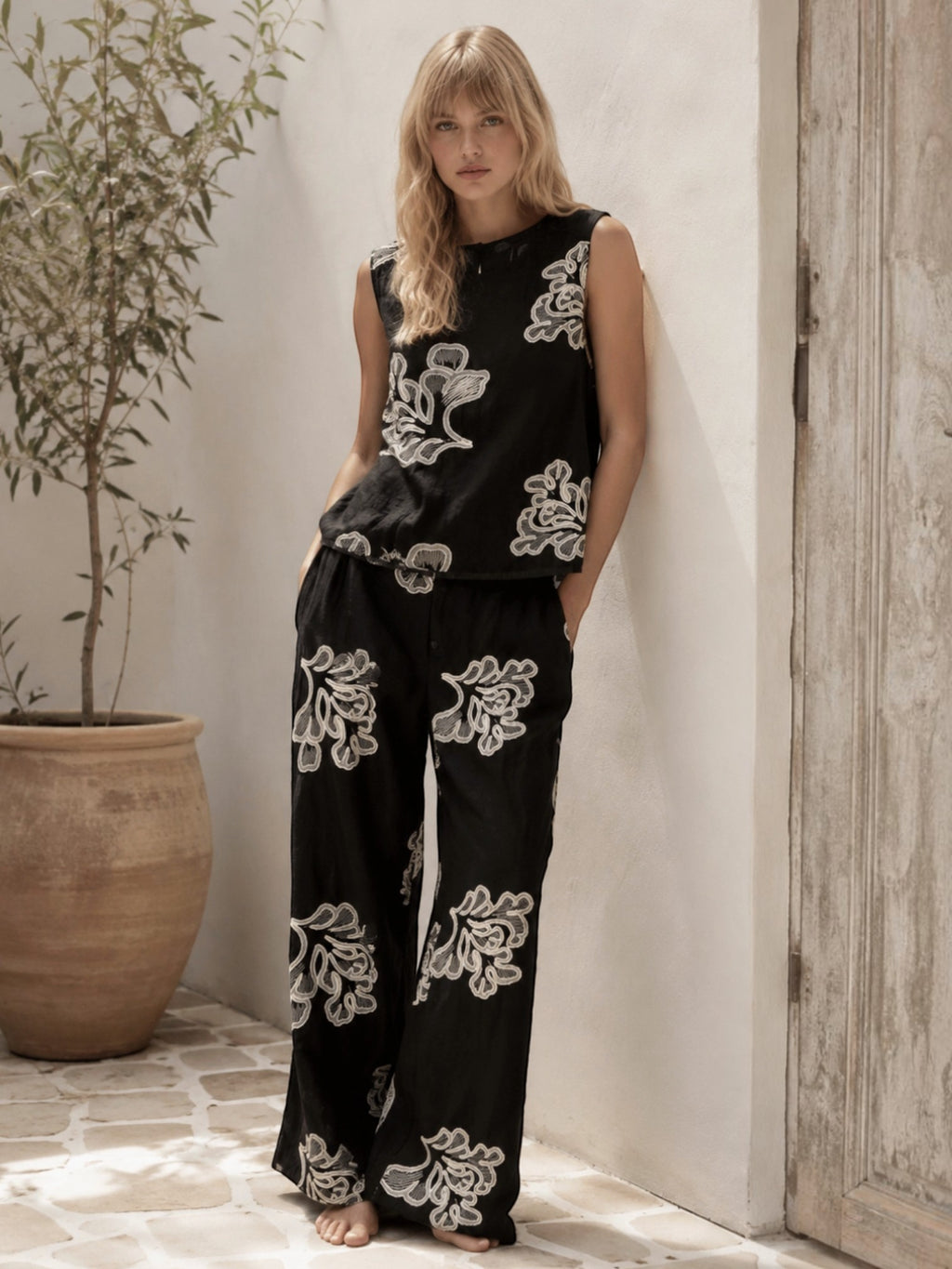 Ensemble brodé top sans manches et pantalon à motif floral MISS CHARM