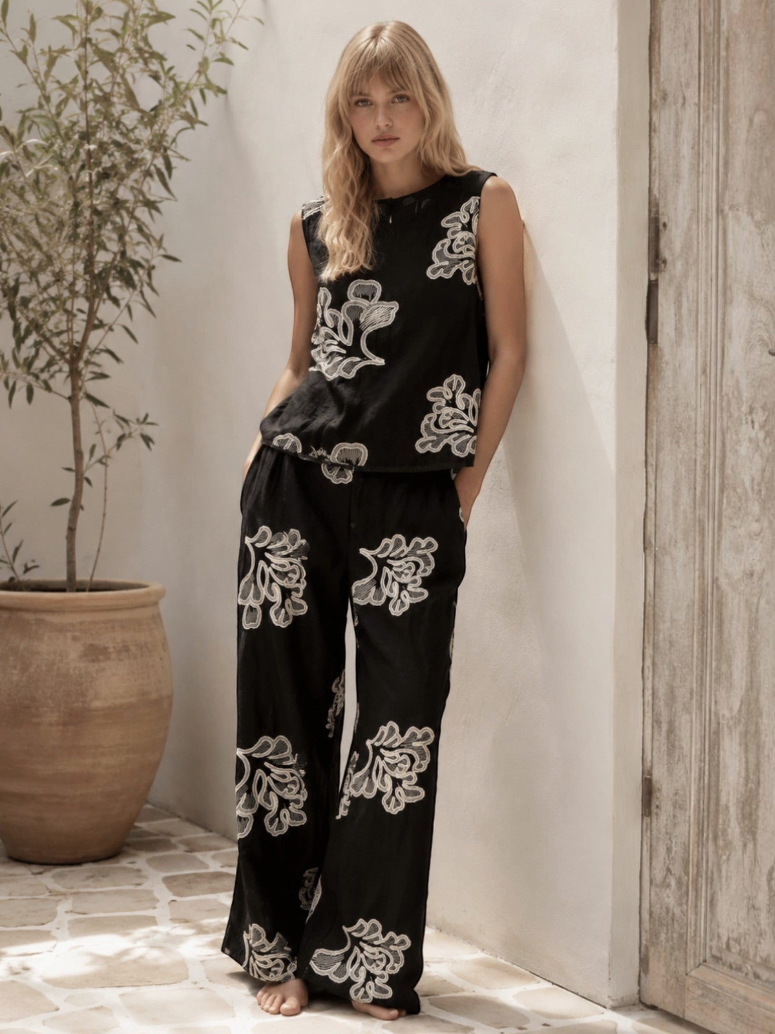 Ensemble brodé top sans manches et pantalon à motif floral MISS CHARM