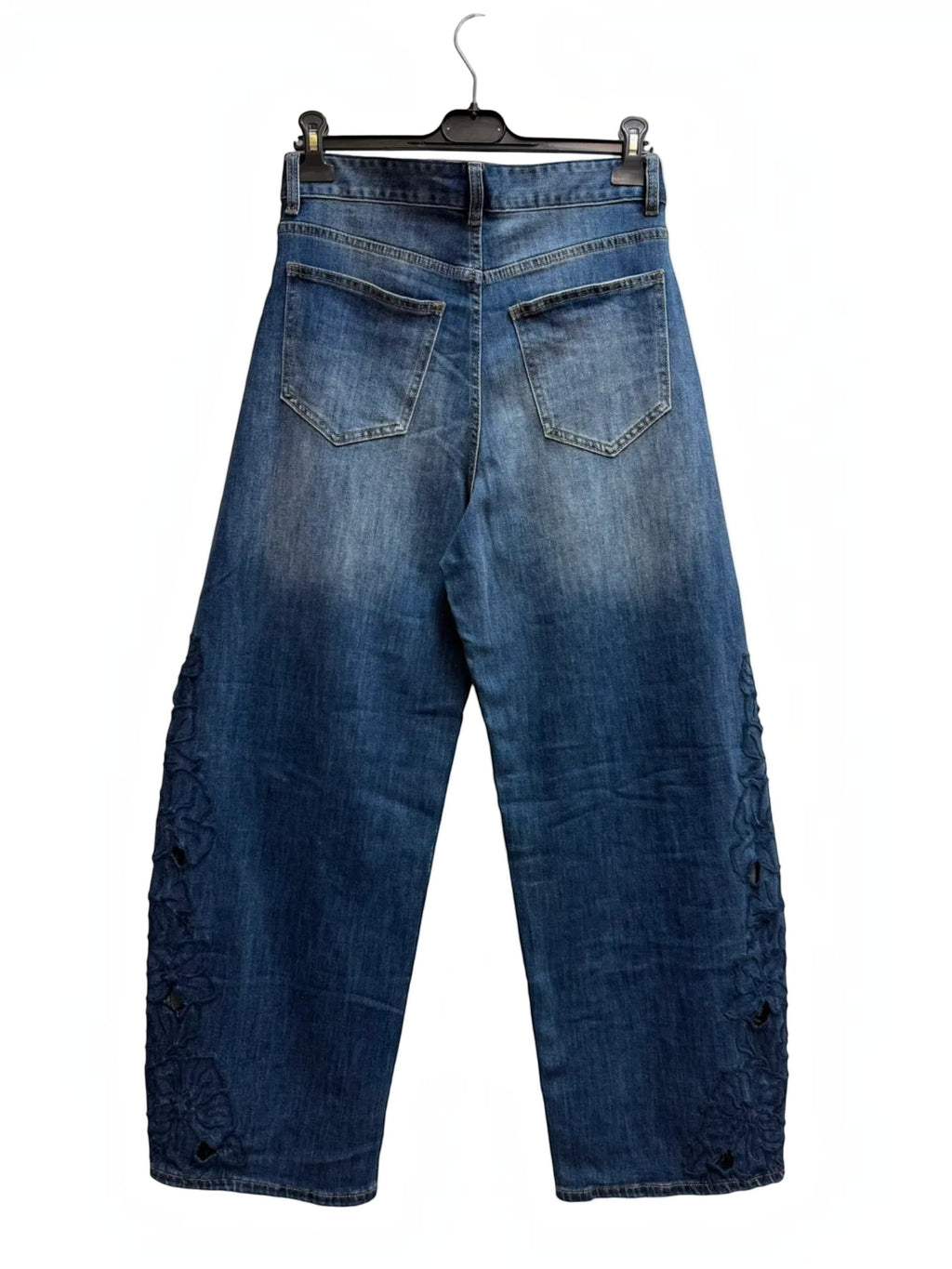 Jean large taille haute avec broderies ajourées