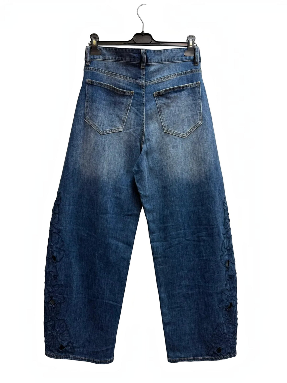 Jean large taille haute avec broderies ajourées
