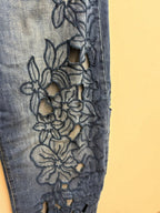 Jean large taille haute avec broderies ajourées