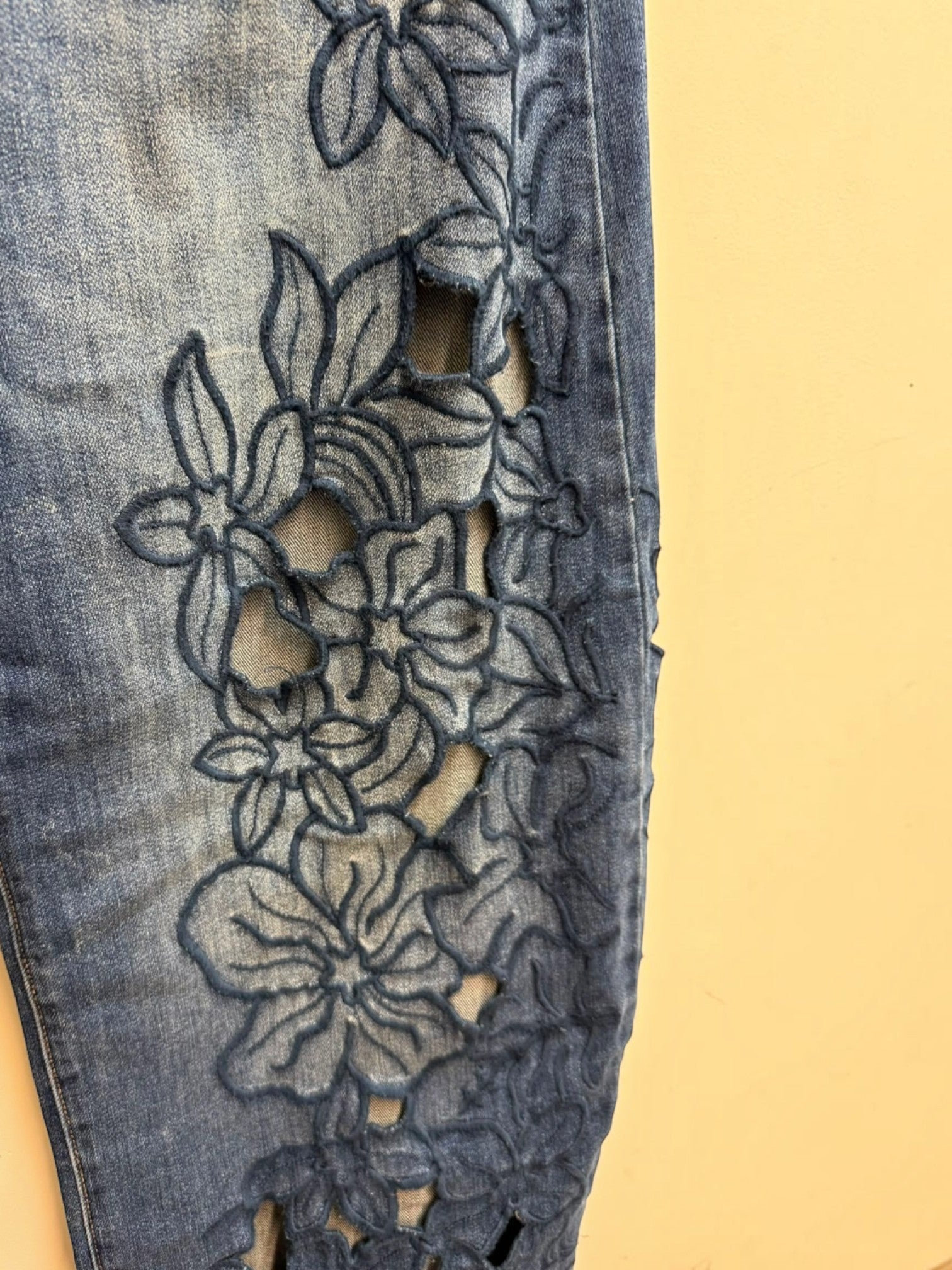 Jean large taille haute avec broderies ajourées