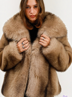 Manteau oversize BROCK en fausse fourrure beige avec un large col structuré porté par une femme