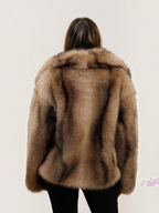 Vue arrière du manteau oversize en fausse fourrure marron BROCK avec col large et coupe mi-cuisse