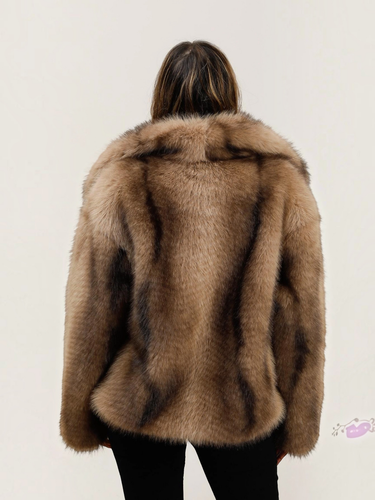 Vue arrière du manteau oversize en fausse fourrure marron BROCK avec col large et coupe mi-cuisse