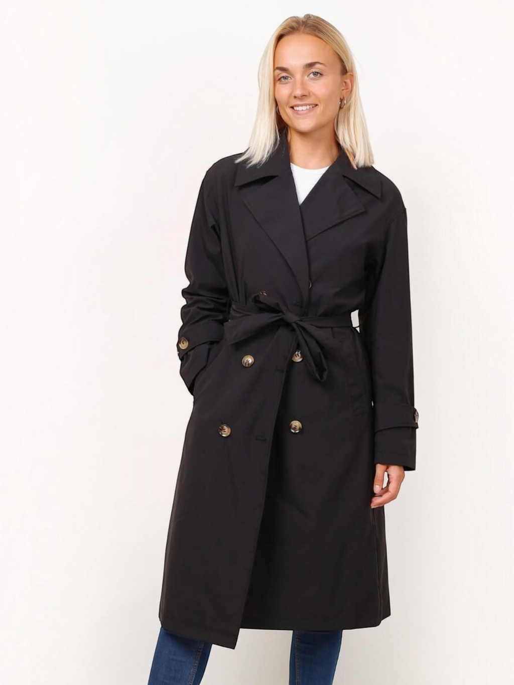 Trench long noir BROCK à double boutonnage avec ceinture à nouer, col tailleur et manches longues ajustables.