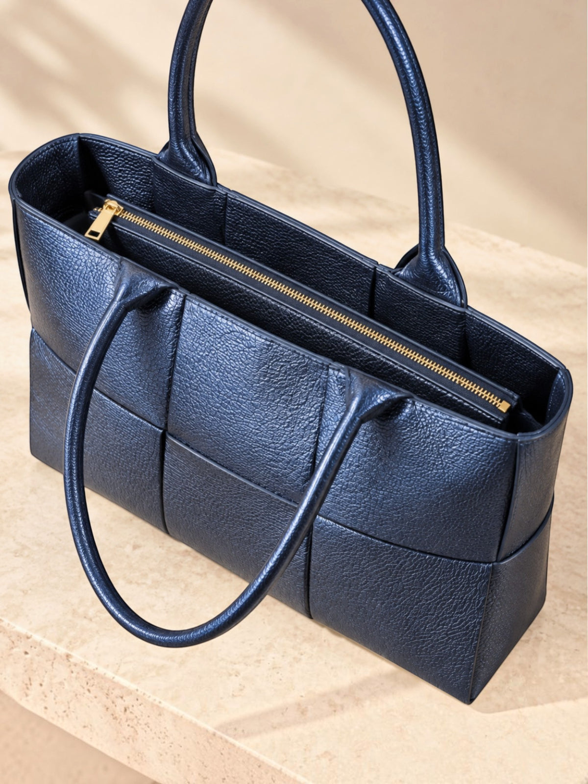 Sac cabas BROCK BELLA CLASSICA en cuir Dollaro bleu marine avec fermeture zippée dorée et anses portées épaule