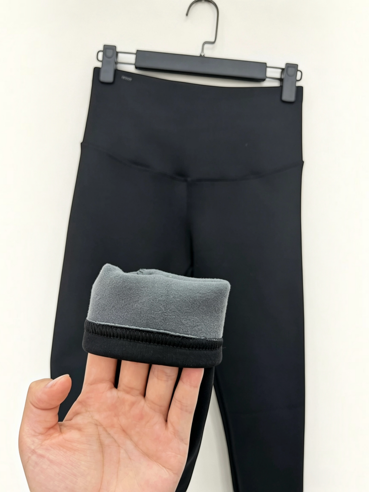 Legging taille haute noir BROCK avec doublure intérieure grise chaude pour femme, idéal pour l'automne et l'hiver.