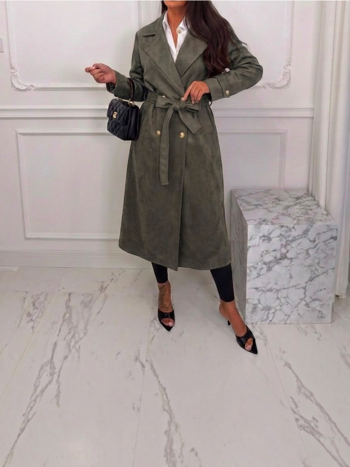 Trench long BROCK en suédine kaki avec ceinture, coupe élégante et toucher velours, porté par une femme.