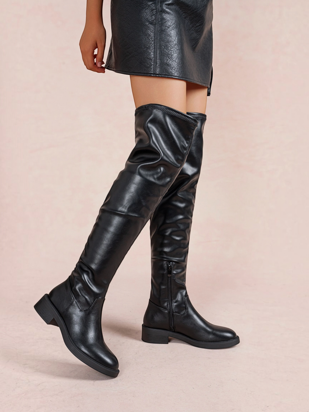 Cuissardes plates stretch noires BROCK en simili cuir avec tige ajustée pour un look casual chic minimaliste