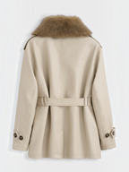 Vue arrière du manteau mi-long BROCK en similicuir beige avec col en fausse fourrure et ceinture à nouer