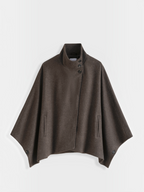 Cape BROCK COPPEROSE marron en drap de laine avec col montant structuré et boutonnage croisé élégant