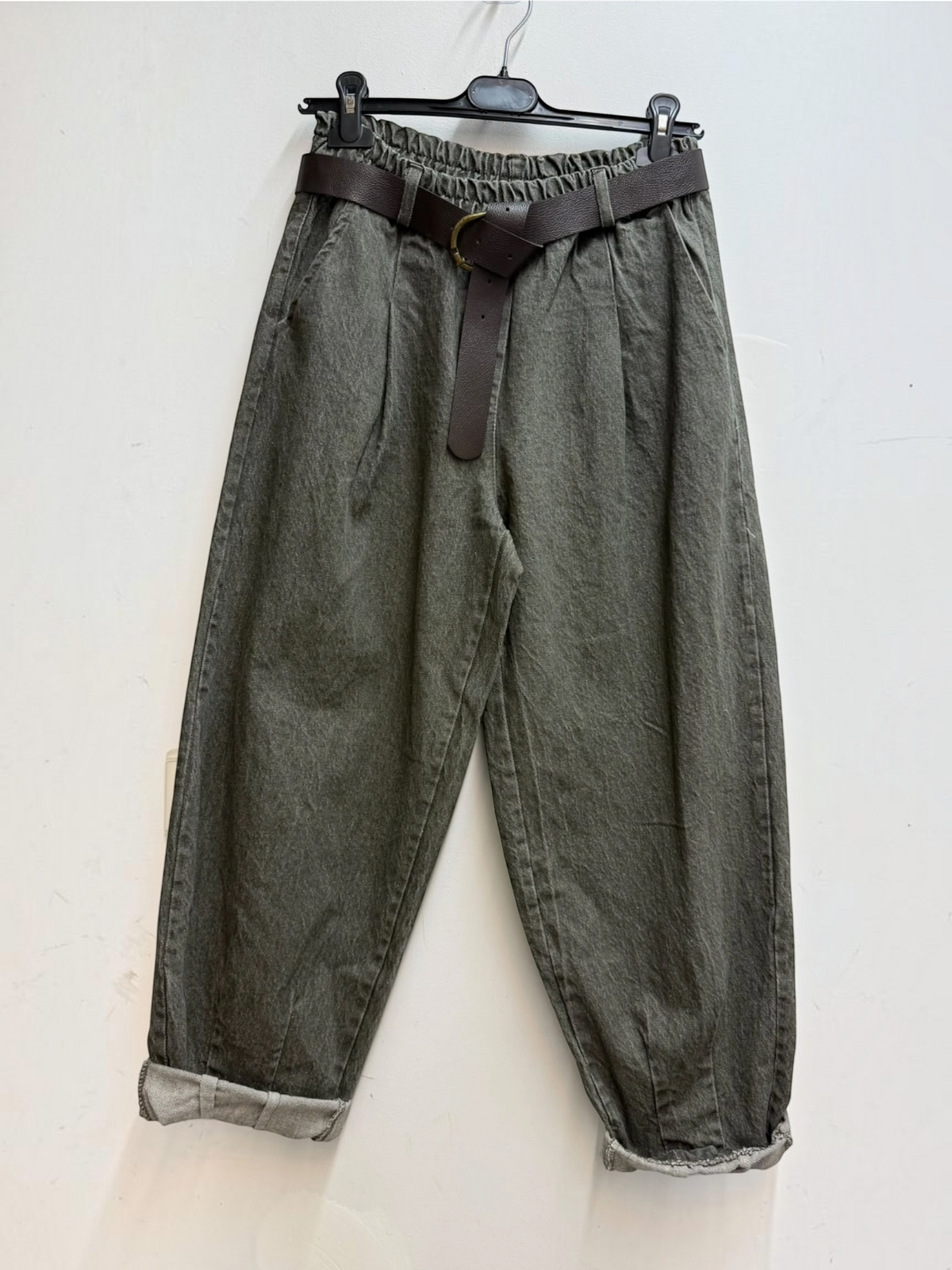 Pantalon ample BROCK JOY'S FARFALLA gris en coton avec taille élastiquée, ceinture à boucle et revers aux chevilles