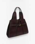 Sac cabas marron BROCK BESTINI avec surpiqûres blanches, fermoir décoratif, anses épaule et bandoulière amovible.