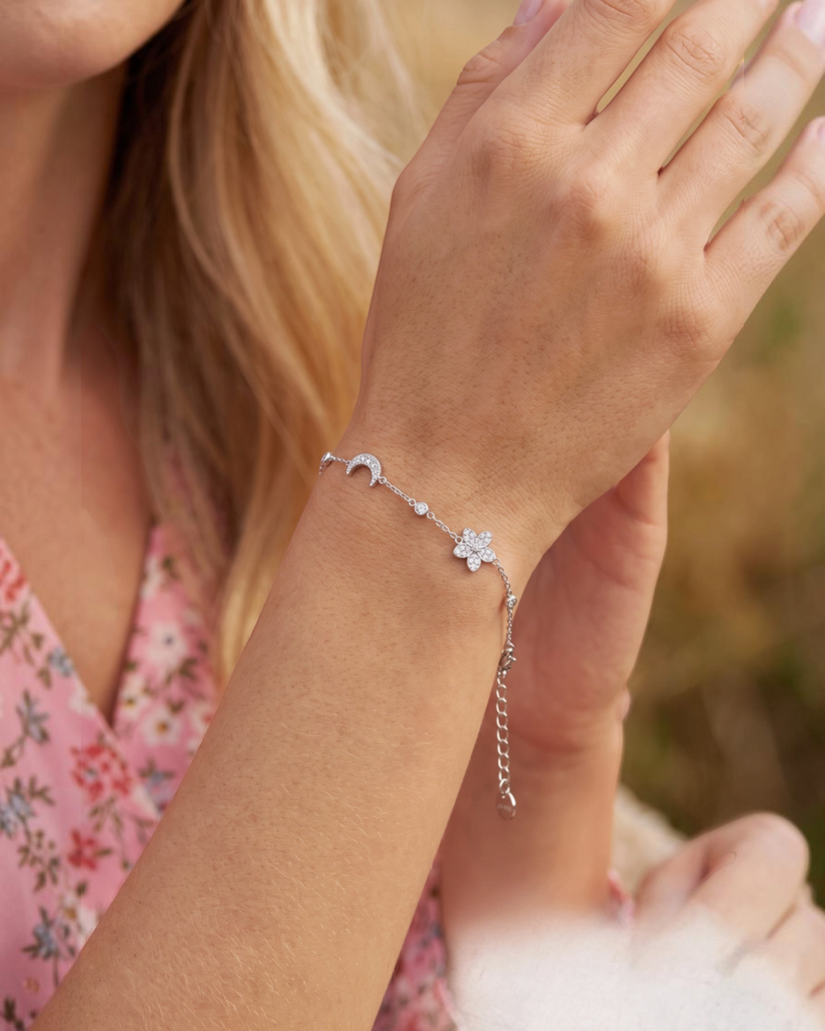 Bracelet BROCK en acier inoxydable avec motifs lune et trèfle brillants porté au poignet