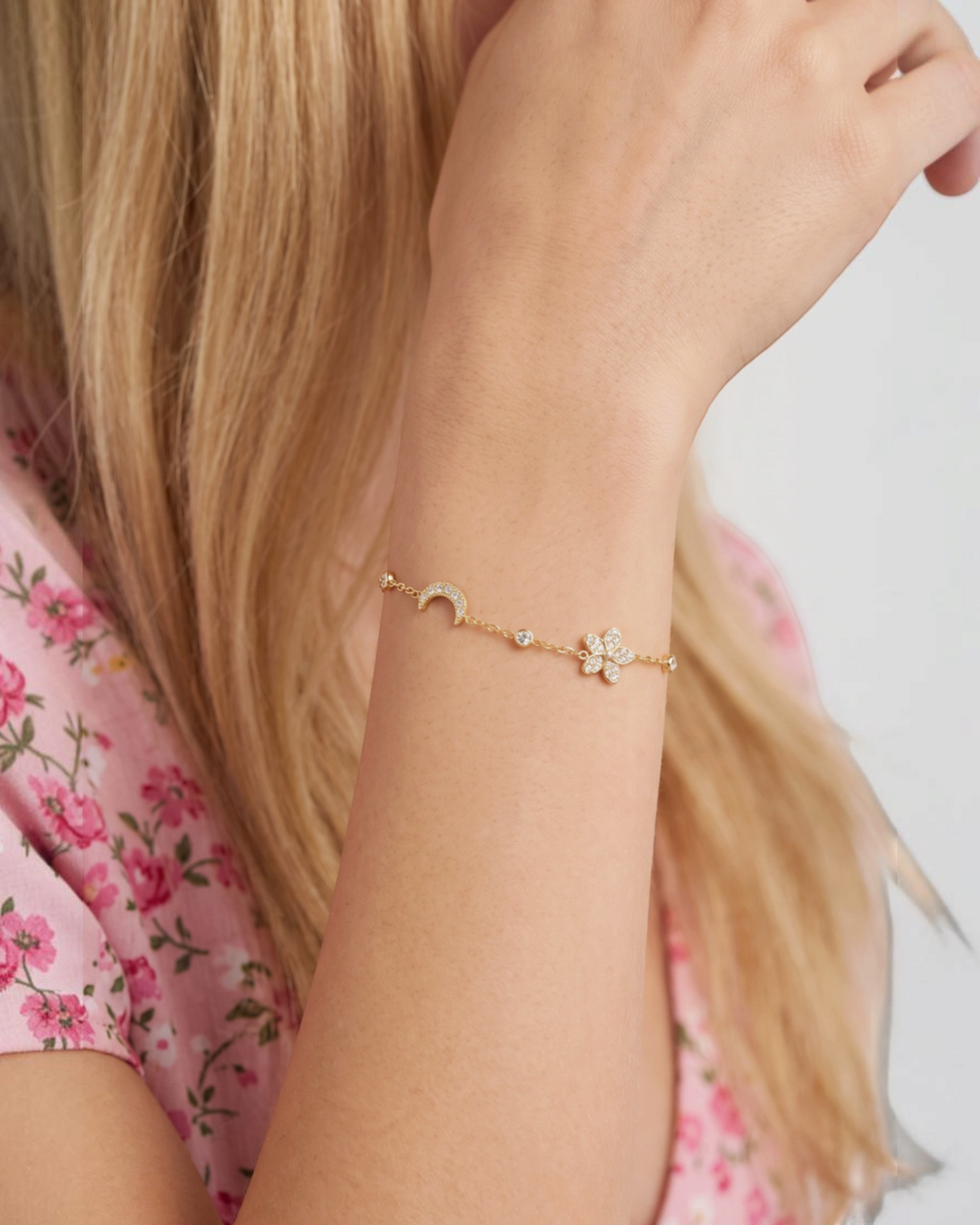 Bracelet BROCK en acier inoxydable doré avec motifs lune et trèfle sertis de pierres brillantes au poignet