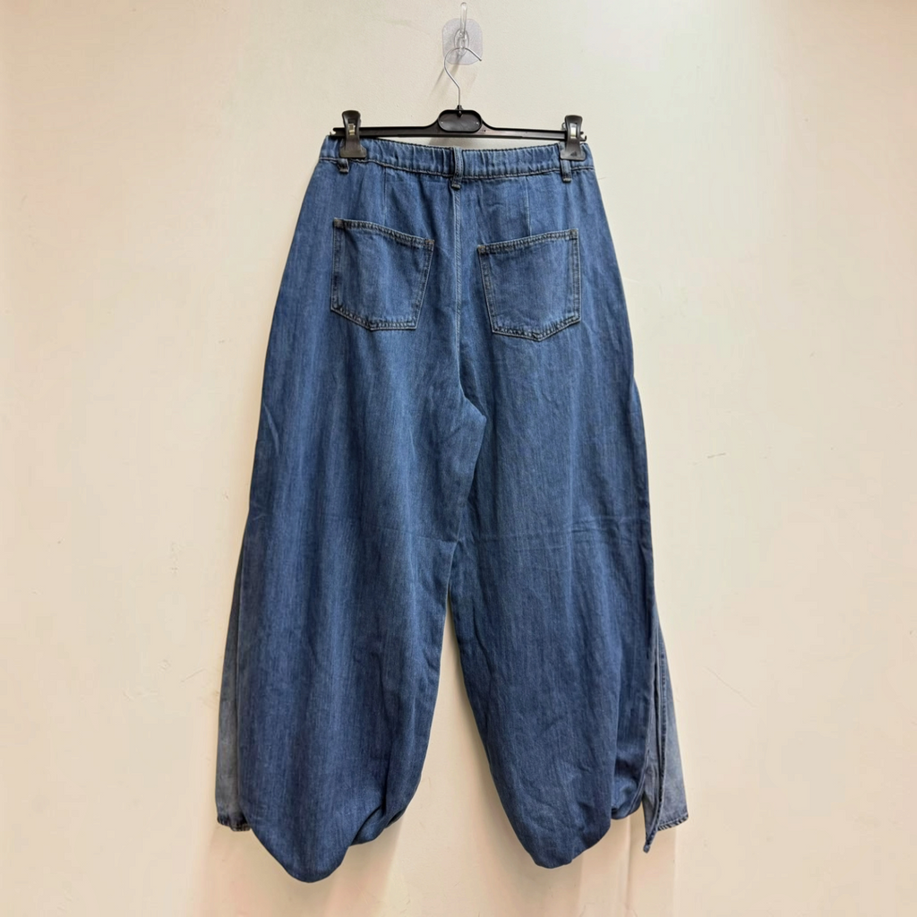 Vue arrière du jean ballon oversize bleu délavé BROCK JOY'S FARFALLA avec poches plaquées et coupe ample