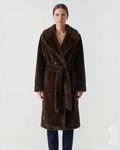 Manteau long en fausse fourrure marron BROCK avec ceinture à nouer, grand col à revers et manches raglan