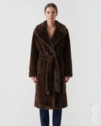 Manteau long en fausse fourrure marron BROCK avec ceinture à nouer, grand col à revers et manches raglan