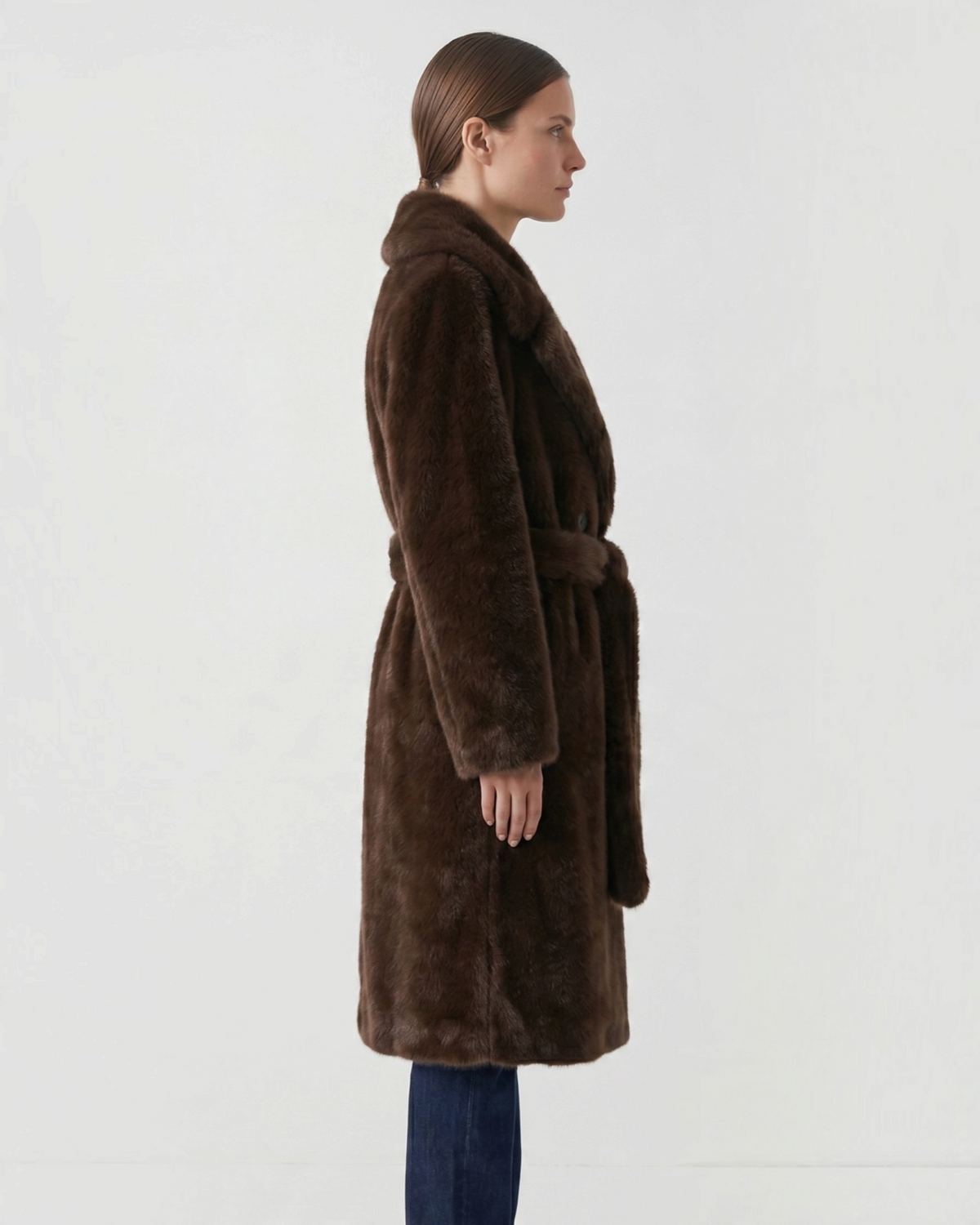 Manteau long BROCK en fausse fourrure marron avec ceinture à nouer et col à revers porté de profil