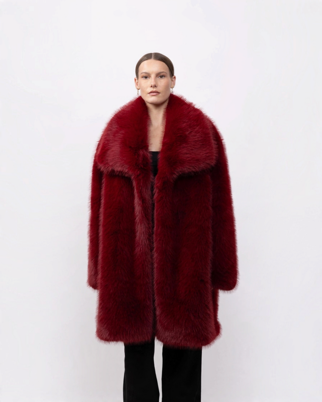 Mannequin portant un manteau mi-long BROCK en fausse fourrure rouge effet renard avec un grand col à revers