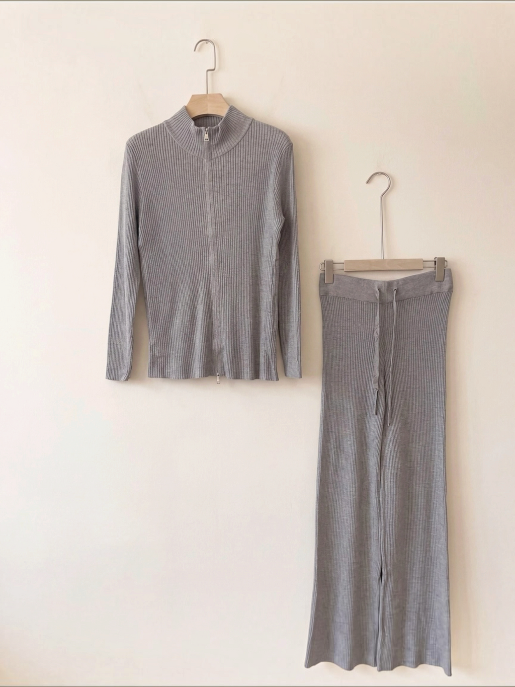 Ensemble BROCK en maille côtelée grise composé d'un gilet zippé à col montant et d'un pantalon droit confortable