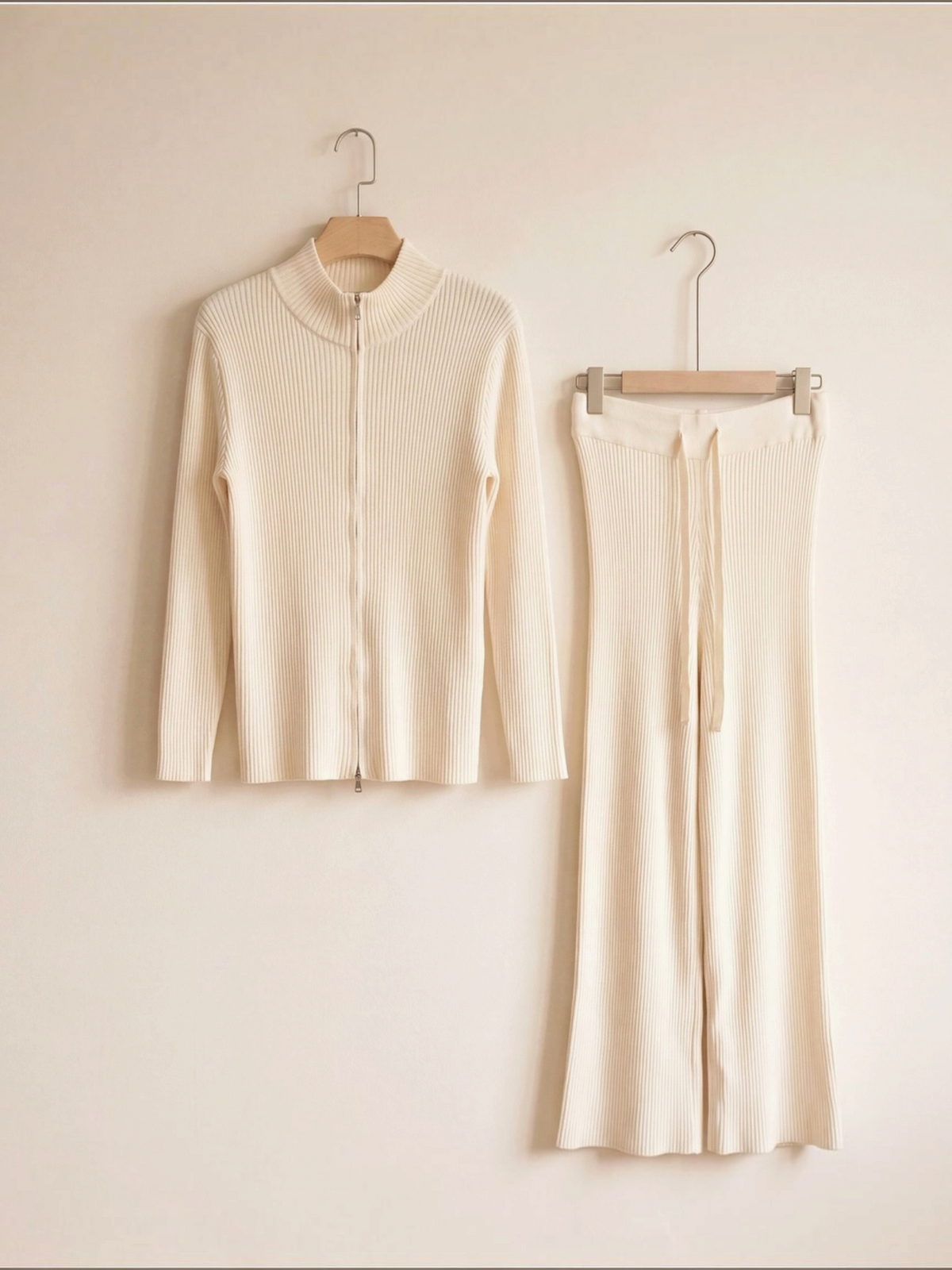 Ensemble BROCK en maille côtelée beige composé d'un gilet zippé à col montant et d'un pantalon droit assorti