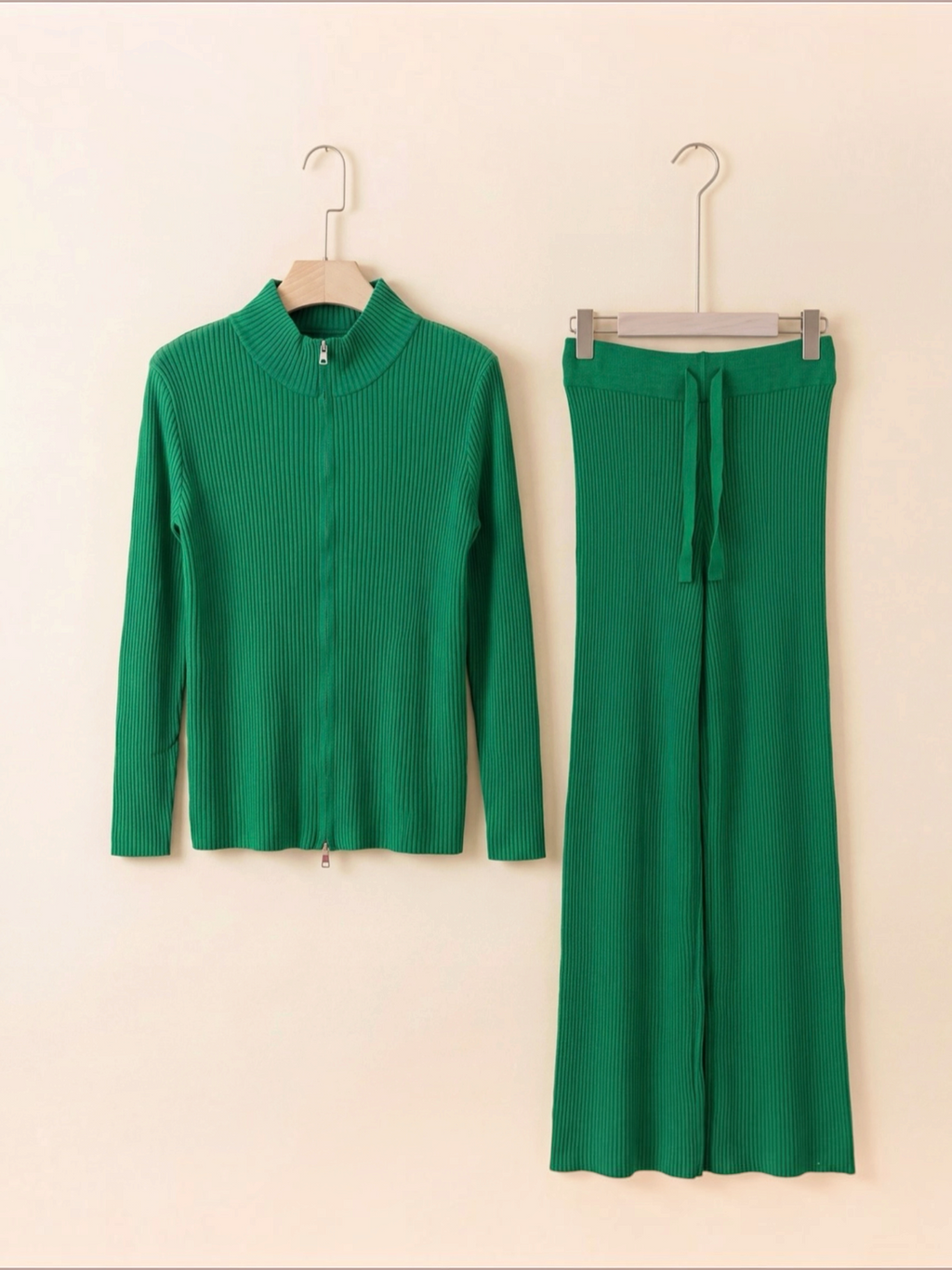 Ensemble BROCK en maille côtelée vert composé d'un gilet zippé à col montant et d'un pantalon droit assorti