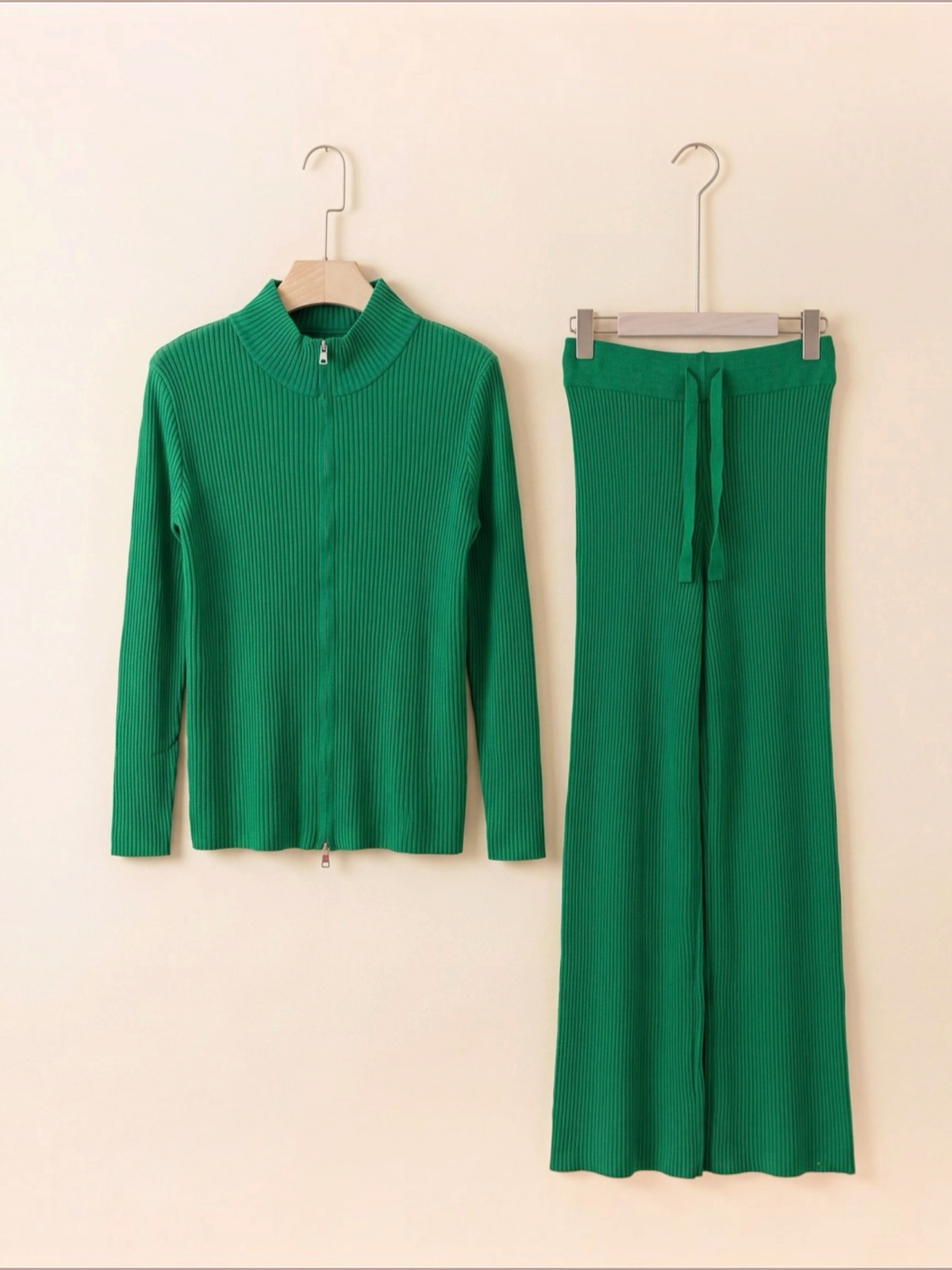 Ensemble BROCK en maille côtelée vert composé d'un gilet zippé à col montant et d'un pantalon droit assorti