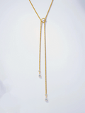 Collier BROCK en acier inoxydable doré avec deux chaînes pendantes ornées de cristaux en forme de goutte