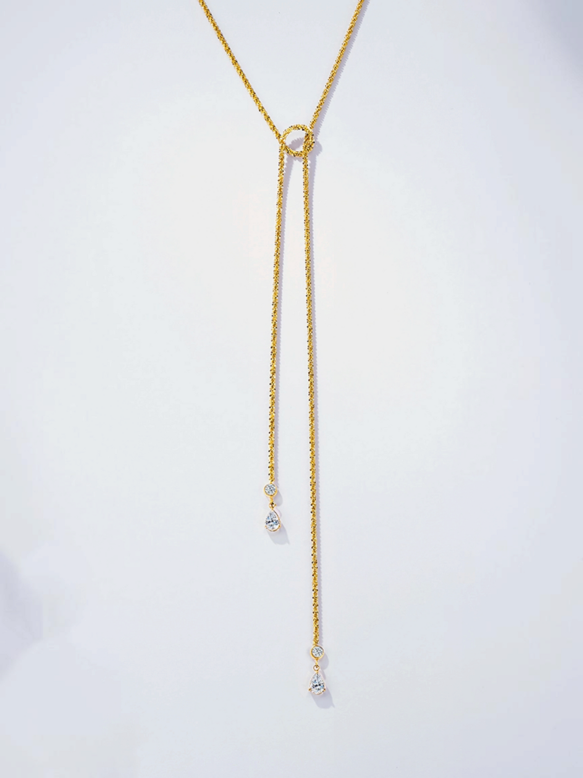 Collier BROCK en acier inoxydable doré avec deux chaînes pendantes ornées de cristaux en forme de goutte