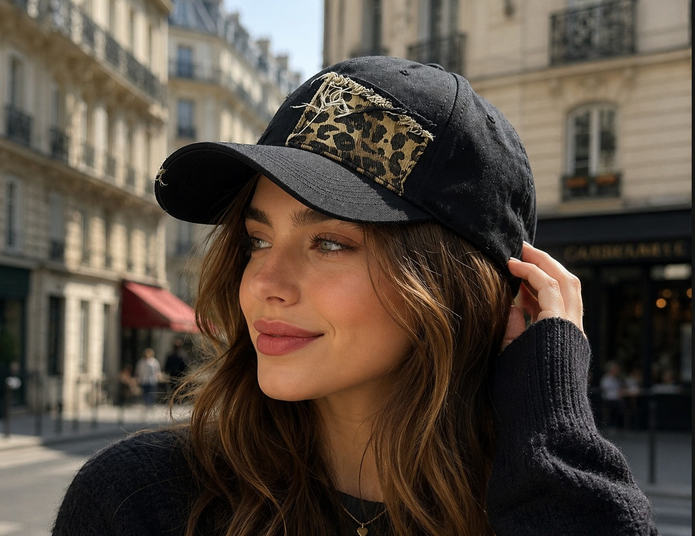 Casquette Motif Léopard LINETA

Une casquette au style affirmé, ornée d'un imprimé léopard tendance. Son tissu 100% coton délavé lui apporte un rendu vintage et décontracté, parfait pour rehausser un look urbain ou streetwear avec caractère.