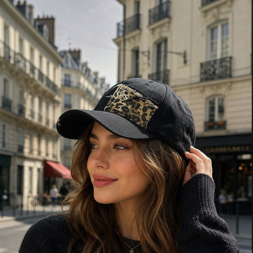 Casquette Motif Léopard LINETA

Une casquette au style affirmé, ornée d'un imprimé léopard tendance. Son tissu 100% coton délavé lui apporte un rendu vintage et décontracté, parfait pour rehausser un look urbain ou streetwear avec caractère.