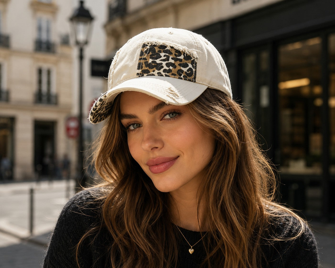 Casquette Motif Léopard LINETA

Une casquette au style affirmé, ornée d'un imprimé léopard tendance. Son tissu 100% coton délavé lui apporte un rendu vintage et décontracté, parfait pour rehausser un look urbain ou streetwear avec caractère.