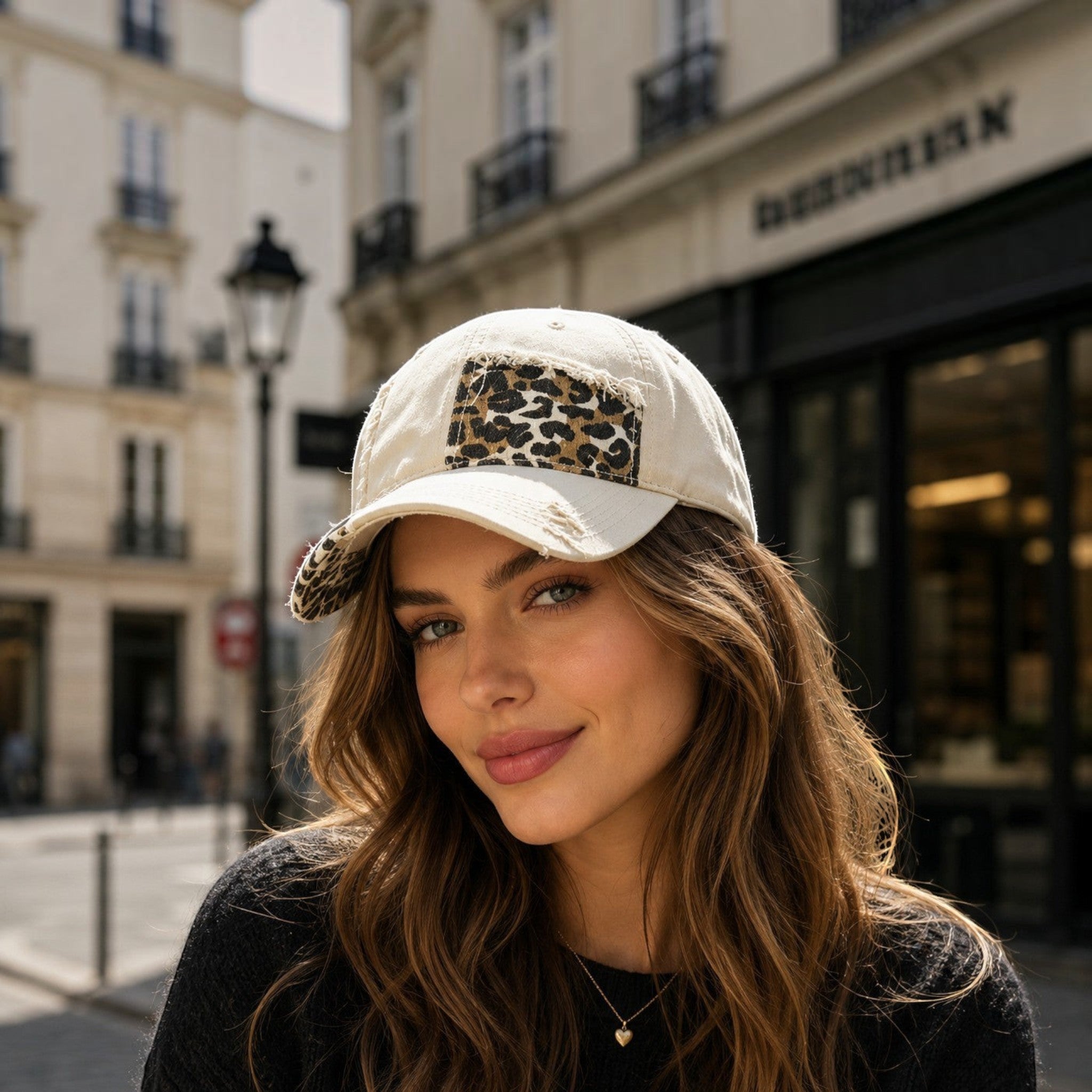 Casquette Motif Léopard LINETA

Une casquette au style affirmé, ornée d'un imprimé léopard tendance. Son tissu 100% coton délavé lui apporte un rendu vintage et décontracté, parfait pour rehausser un look urbain ou streetwear avec caractère.