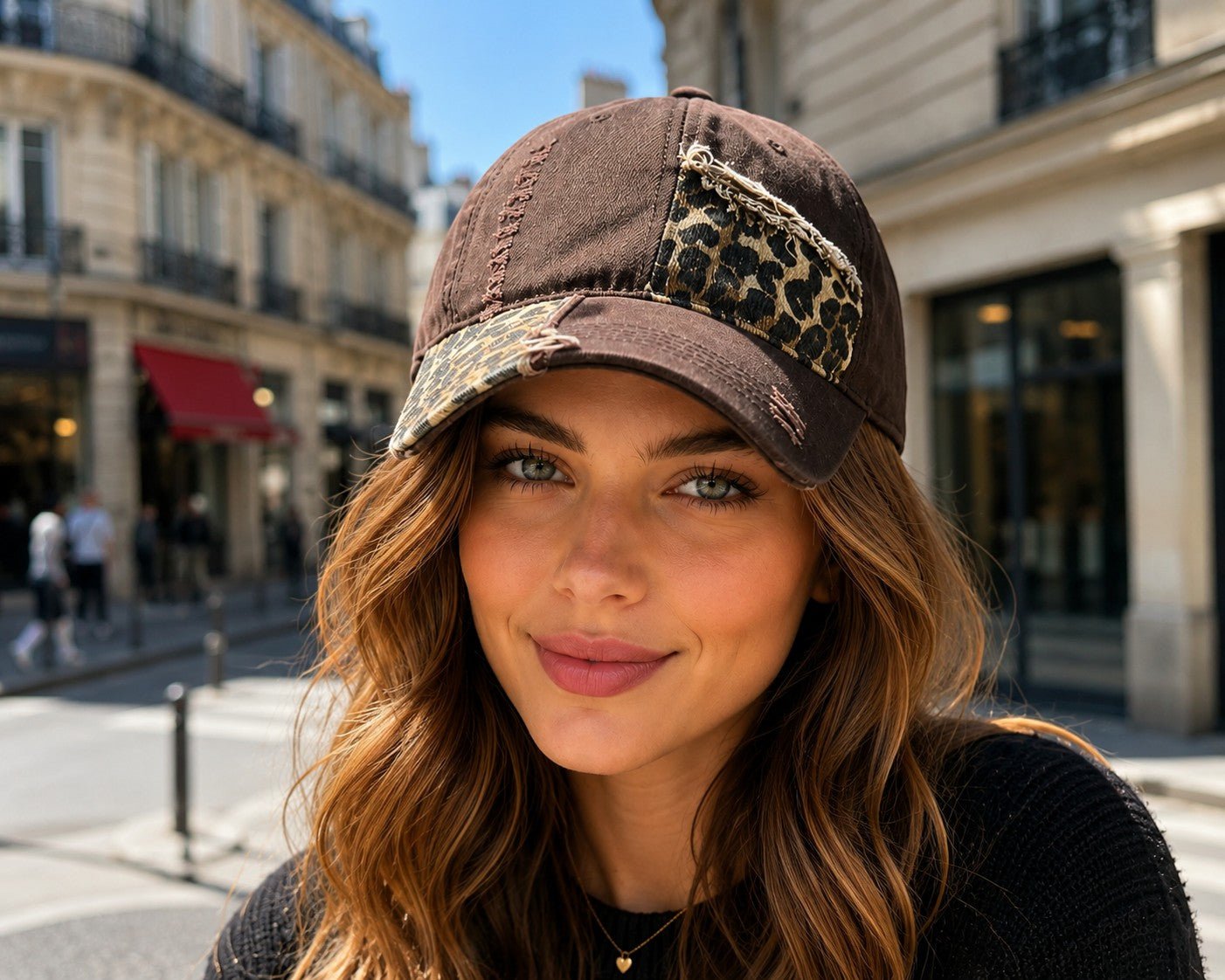 Casquette Motif Léopard LINETA

Une casquette au style affirmé, ornée d'un imprimé léopard tendance. Son tissu 100% coton délavé lui apporte un rendu vintage et décontracté, parfait pour rehausser un look urbain ou streetwear avec caractère.