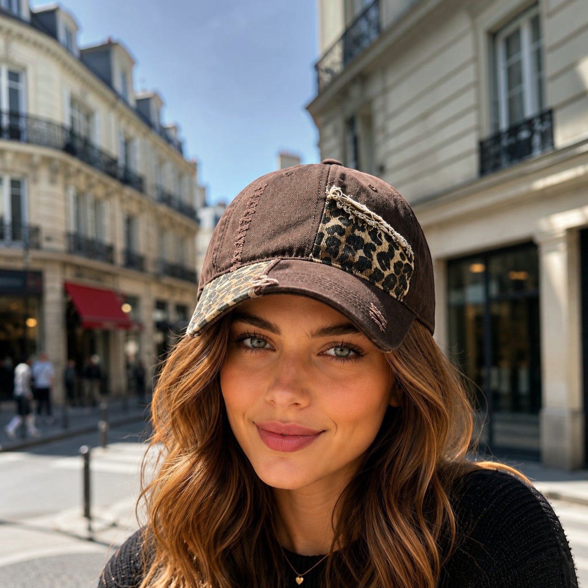 Casquette Motif Léopard LINETA

Une casquette au style affirmé, ornée d'un imprimé léopard tendance. Son tissu 100% coton délavé lui apporte un rendu vintage et décontracté, parfait pour rehausser un look urbain ou streetwear avec caractère.