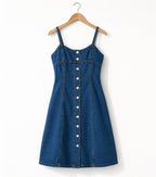 Robe Sadie R.DISPLAY

La robe Sadie est une robe en denim à bretelles fines au style casual chic avec une note rétro. Sa coupe droite légèrement évasée et ses détails métalliques lui confèrent une allure féminine, moderne et facile à porter au quotidien.