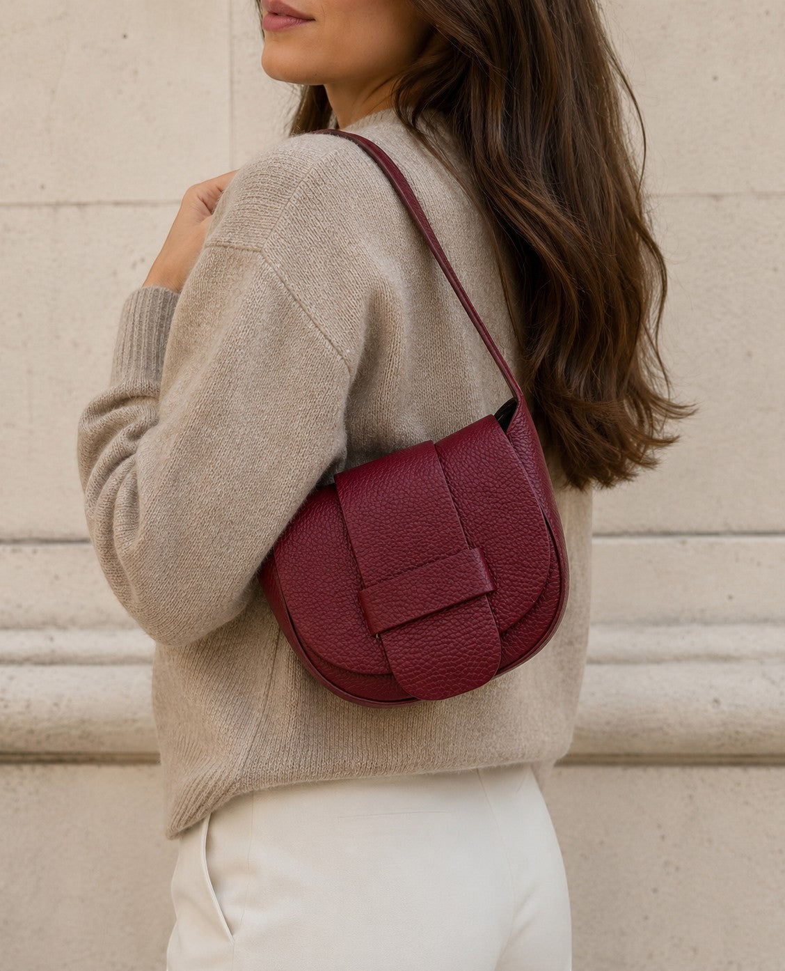 Sac Bandoulière Cuir Grainé Margot LOUISA LEE

Le sac Margot de LOUISA LEE incarne l'élégance italienne dans sa plus belle expression. Confectionné en cuir de vachette grainé avec une doublure textile soignée, il accompagne aussi bien vos journées que vos soirées avec une sophistication intemporelle.