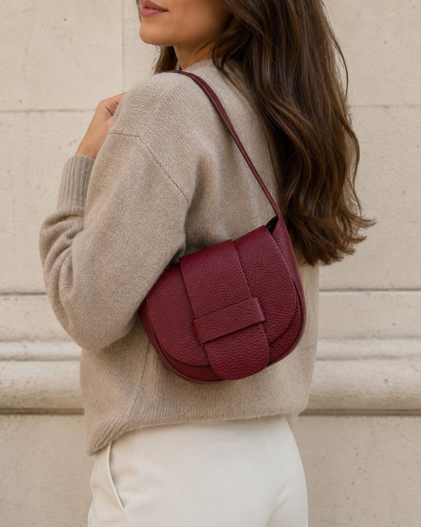Sac Bandoulière Cuir Grainé Margot LOUISA LEE

Le sac Margot de LOUISA LEE incarne l'élégance italienne dans sa plus belle expression. Confectionné en cuir de vachette grainé avec une doublure textile soignée, il accompagne aussi bien vos journées que vos soirées avec une sophistication intemporelle.