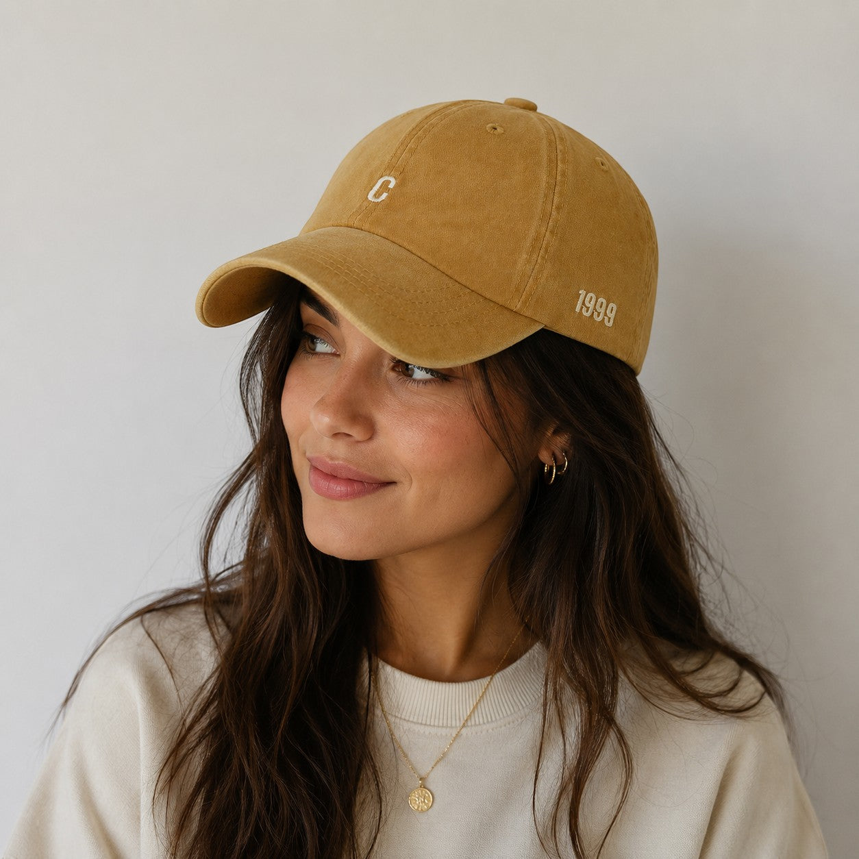 Casquette Effet Jeans Délavé Écriture "C" LINETA

Une casquette au style décontracté et tendance, ornée d'une écriture graphique élégante. Son tissu 100% coton délavé lui confère un rendu vintage et authentique, idéal pour compléter un look urbain ou streetwear avec subtilité.