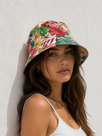 Bob Réversible Imprimé Fleur LINETA

Un bob féminin et coloré, conçu pour offrir deux looks en un grâce à son côté réversible. L'imprimé floral apporte une touche de fraîcheur et de gaieté, parfait pour sublimer vos tenues estivales avec légèreté et style.