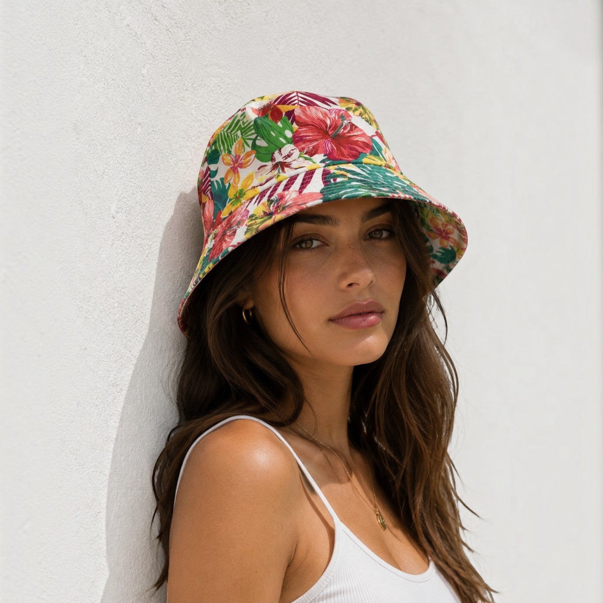 Bob Réversible Imprimé Fleur LINETA

Un bob féminin et coloré, conçu pour offrir deux looks en un grâce à son côté réversible. L'imprimé floral apporte une touche de fraîcheur et de gaieté, parfait pour sublimer vos tenues estivales avec légèreté et style.