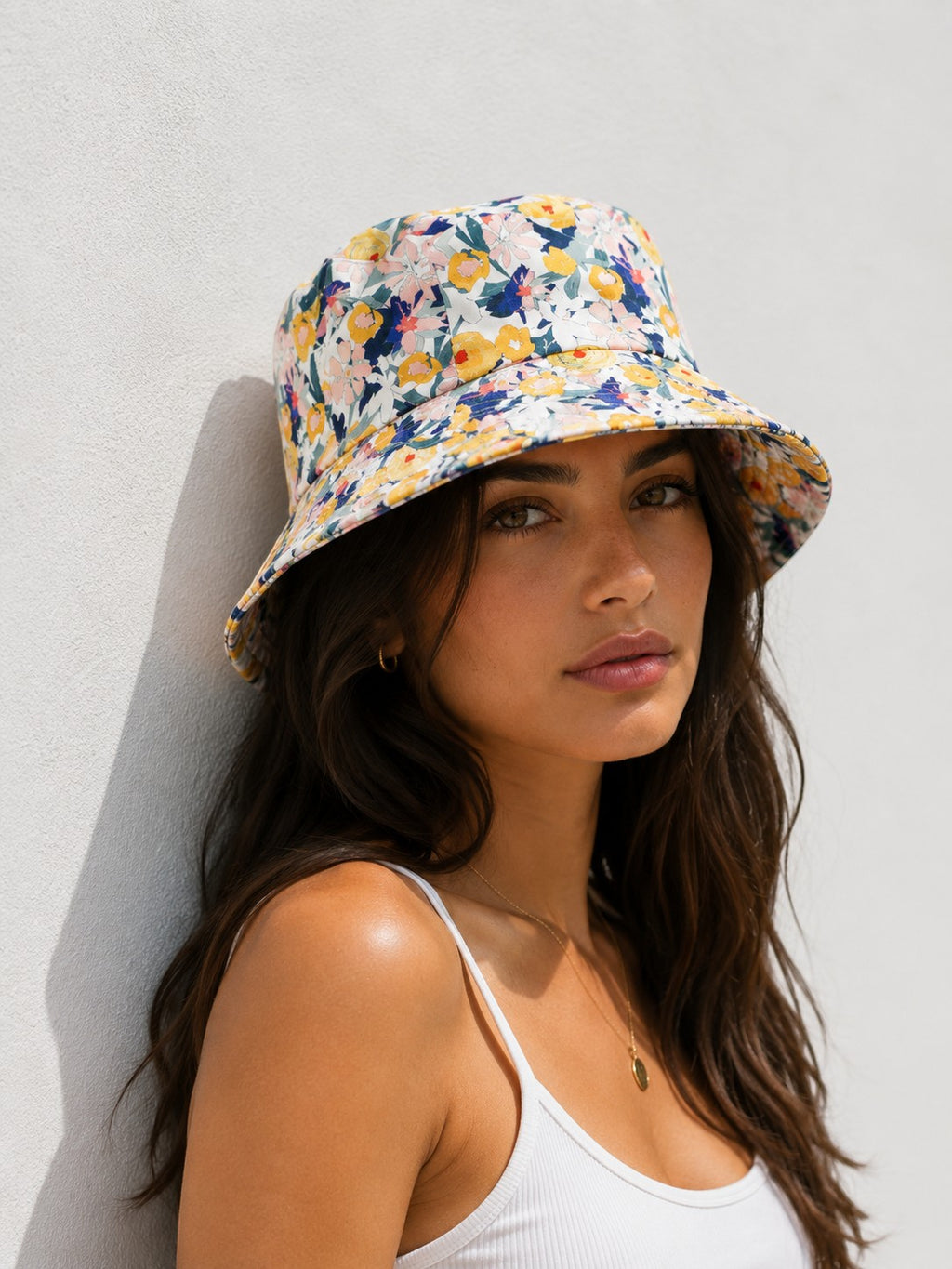 Bob Réversible Imprimé Fleuri LINETA

Un bob printanier et féminin, conçu pour offrir deux looks en un grâce à son côté réversible. Son imprimé fleuri coloré apporte une touche de fraîcheur et de gaieté, parfait pour sublimer vos tenues estivales avec légèreté et style